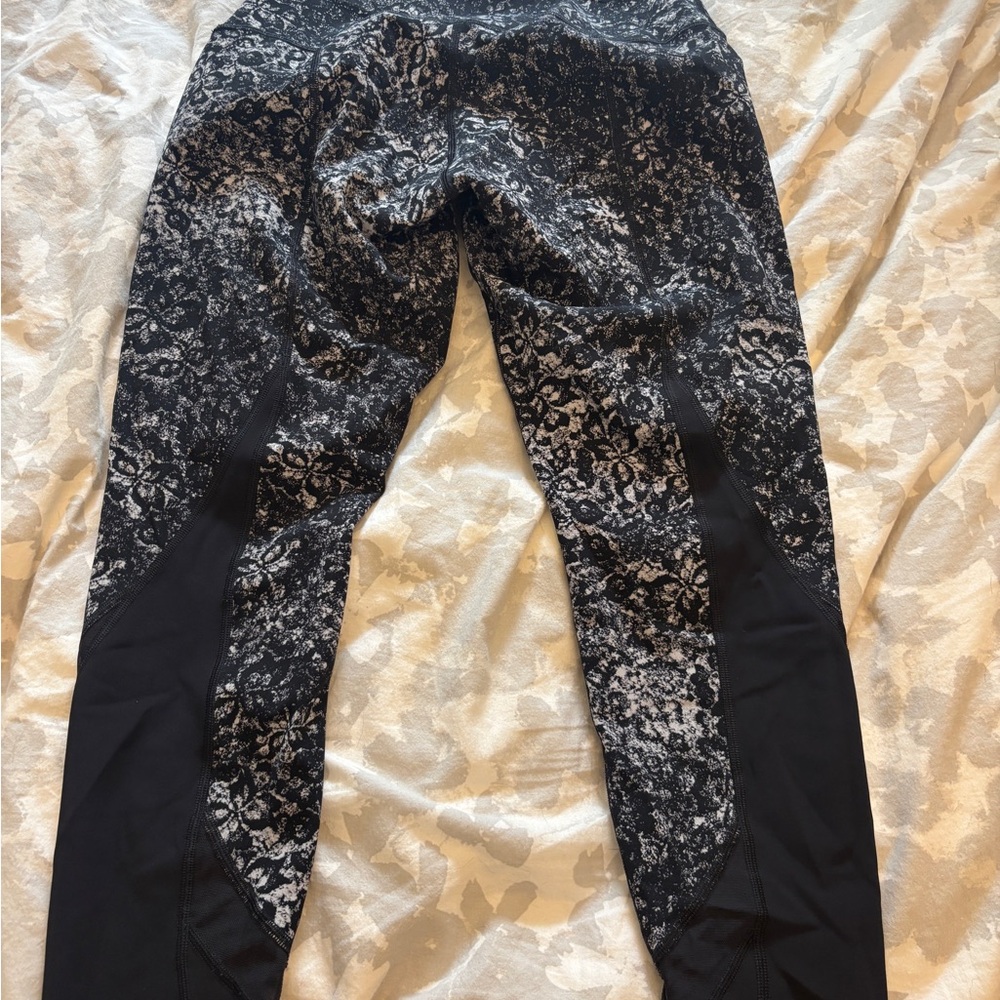 Lululemon Black and White Patterned Leggings 23” Wonder Under scallop hem Nulux